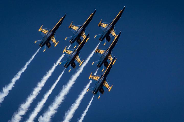 Flight in formation for an airshow