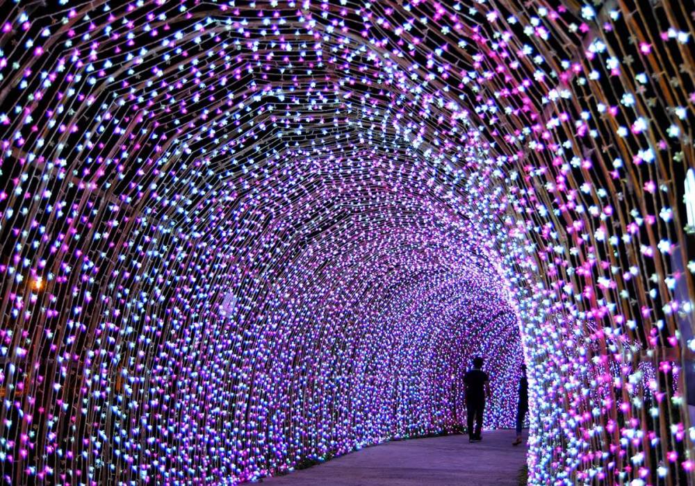 Southern CA Christmas events Knott’s Merry Farm holiday lights and Christmas market
