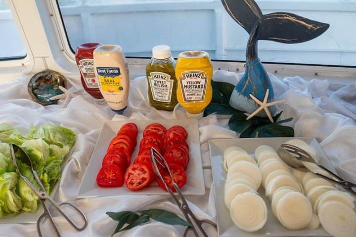 Burger toppings and condiments