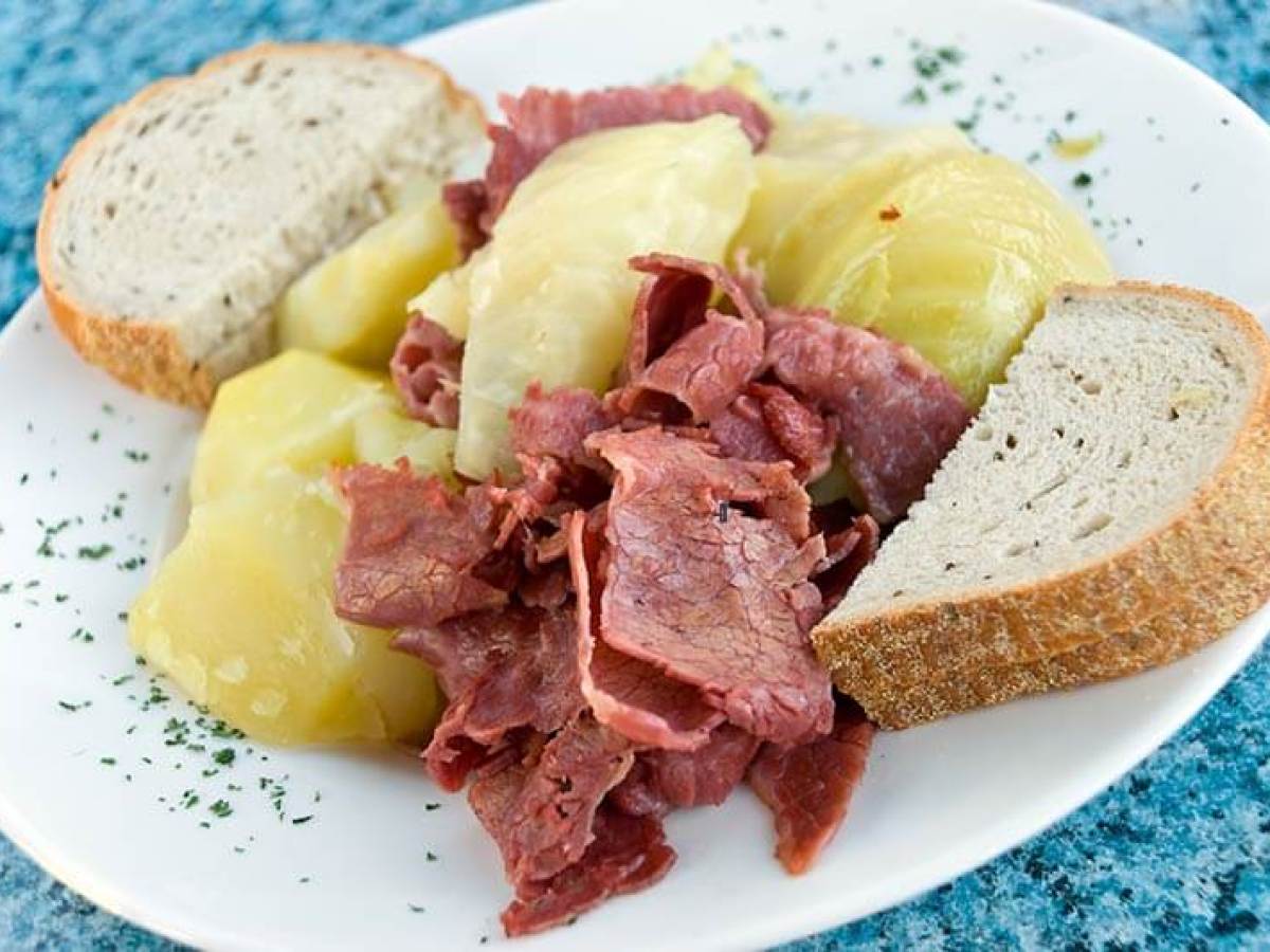 Bread with corned beef and cabbage plate